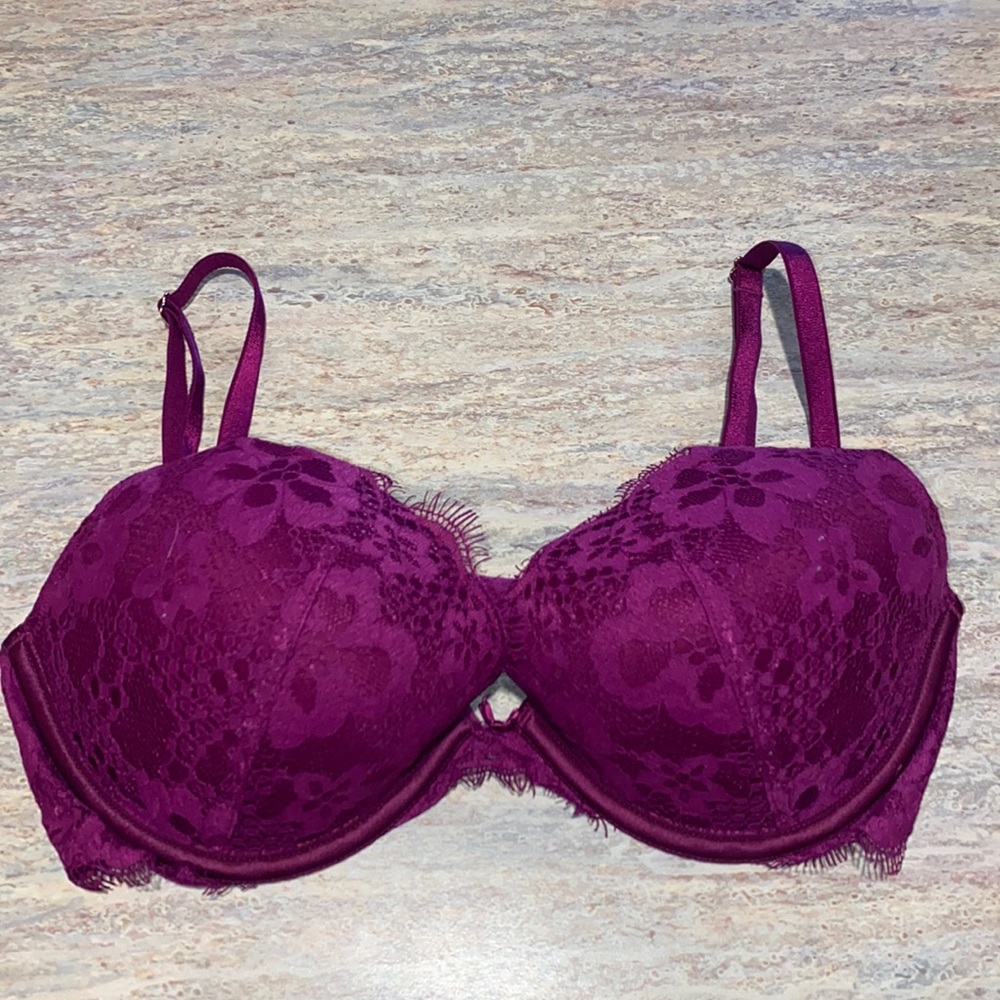 LIKE NEW Victoria’s Secret Lacy Bra